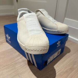 NEW Adidas superstar slip-on in cream colour. Sz 8.